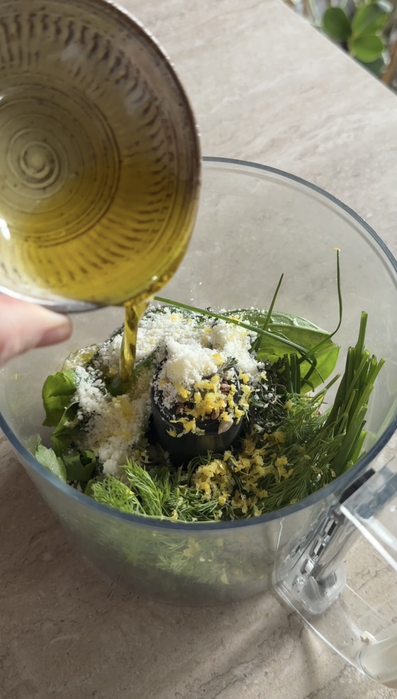 Pasta al pesto di semi ed erbe aromatiche ricetta step 1