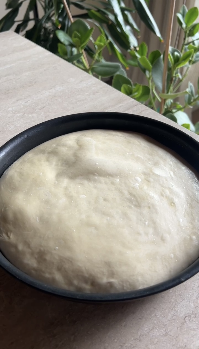 Focaccia primaverile con verdure e pesto ricetta step 3