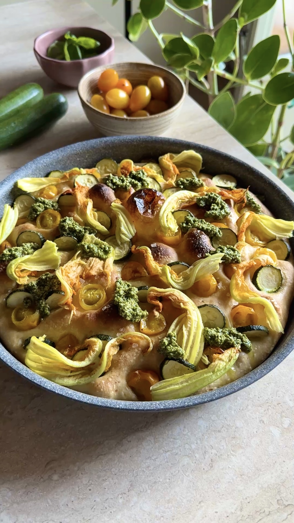 Focaccia primaverile con verdure e pesto ricetta step 6