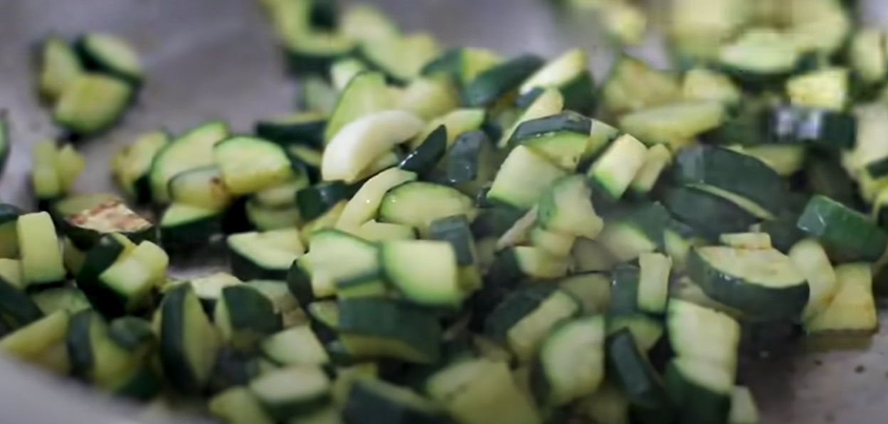 Pasta al pesto di zucchine e mandorle ricetta step 1