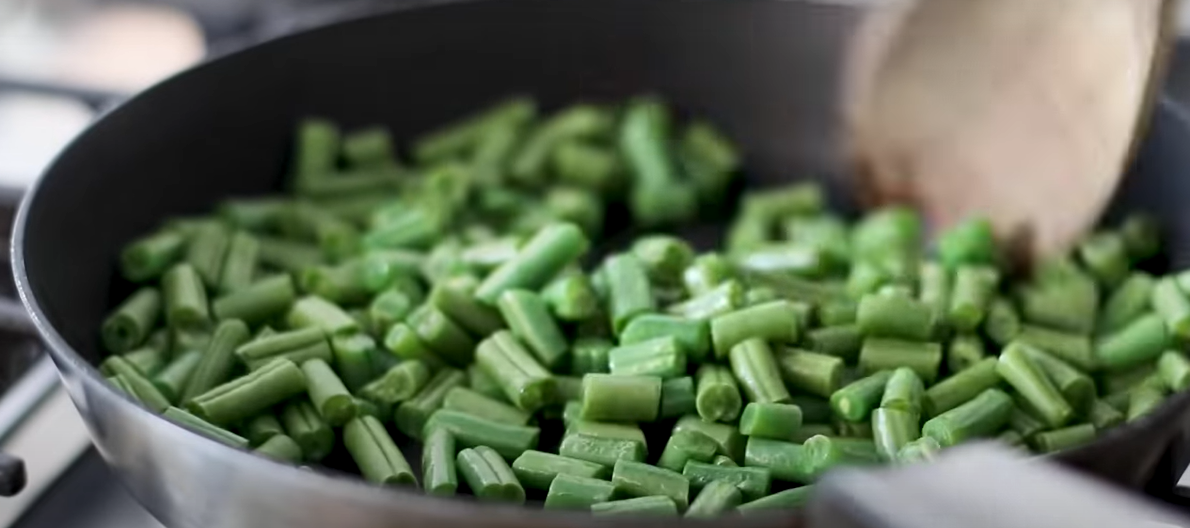 Pasta fredda con piselli, fagiolini, zucchine e basilico ricetta step 1