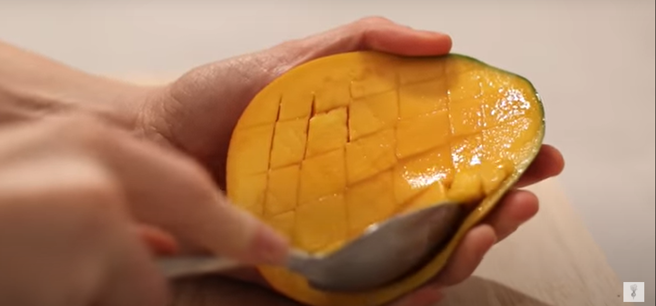 Smoothie con arancia, mango e curcuma ricetta step 1