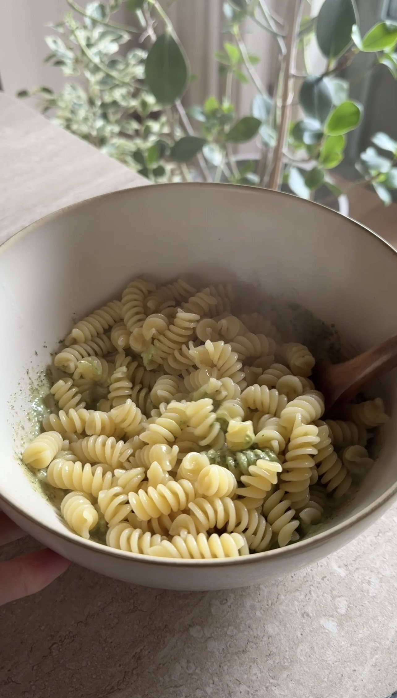 Pasta al pesto di semi ed erbe aromatiche ricetta step 2