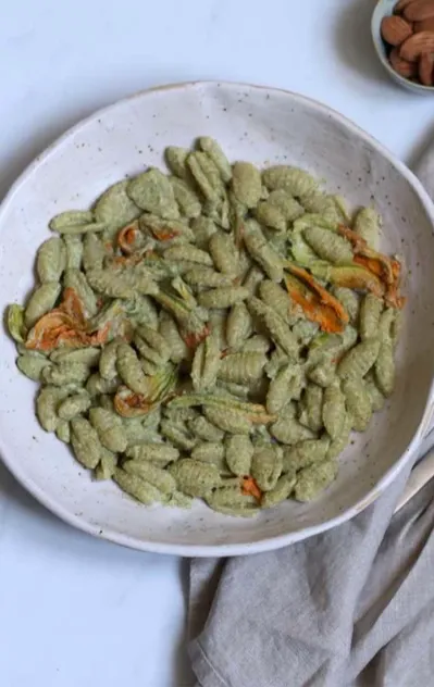 Pasta al pesto di zucchine e mandorle ricetta step 3