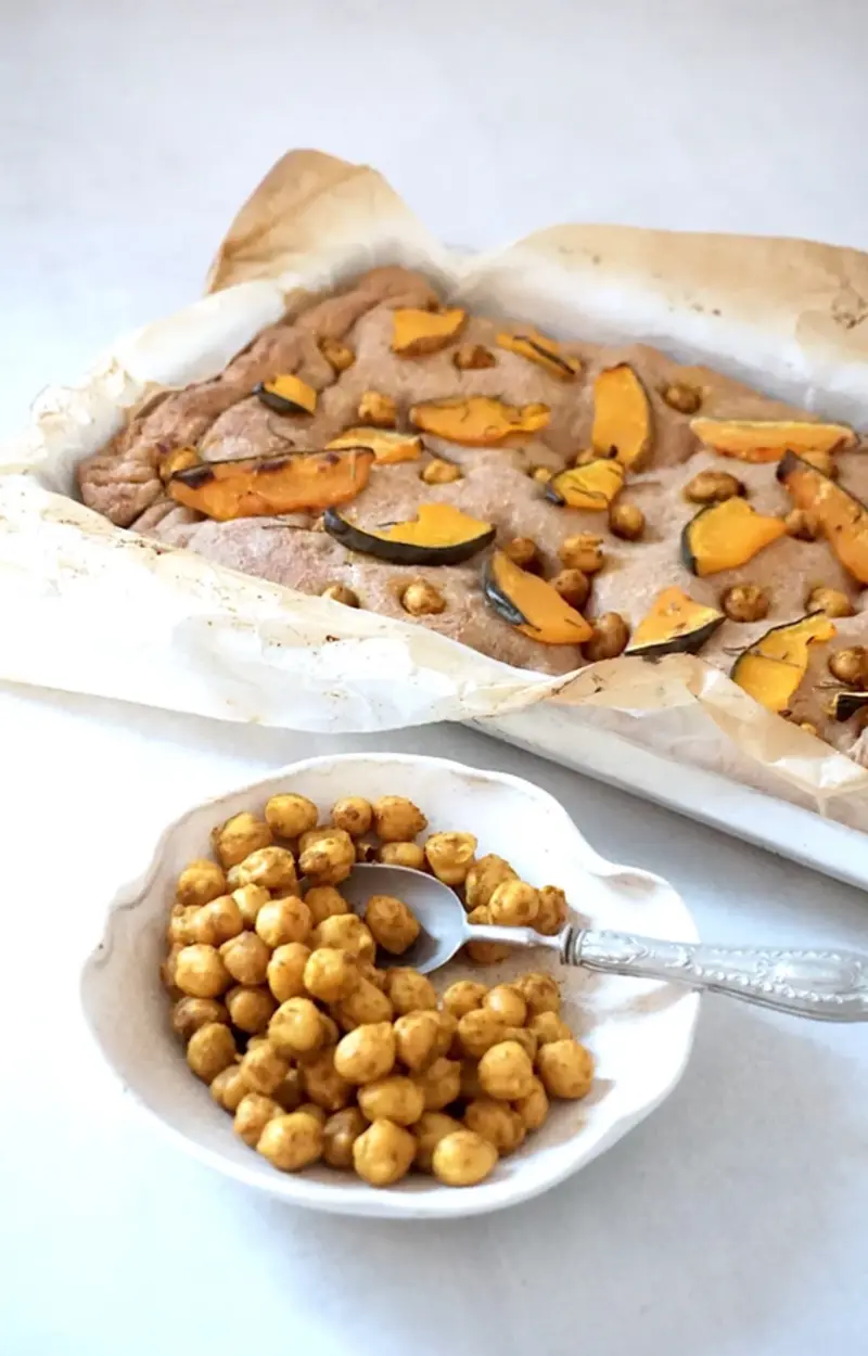 Focaccia integrale con zucca, rosmarino e ceci speziati ricetta