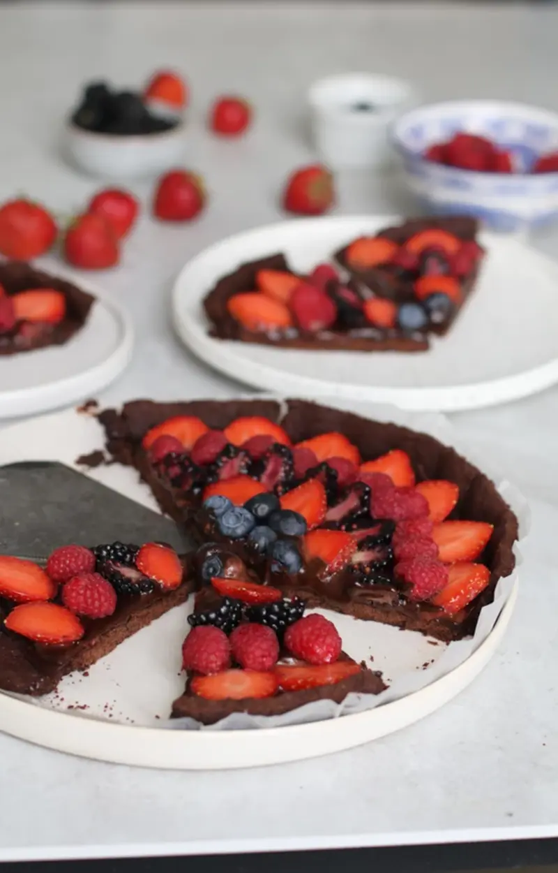 Crostata vegana al cioccolato con fragole e frutti di bosco ricetta