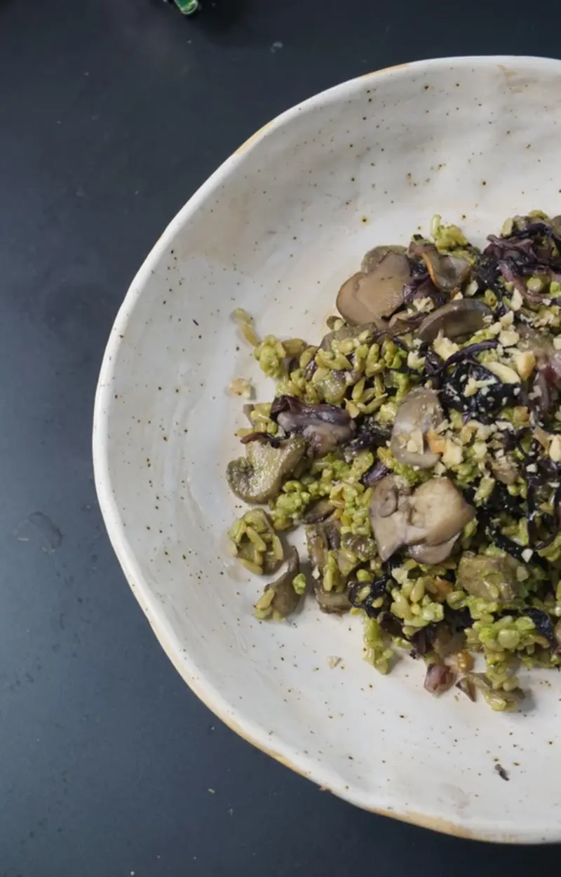 Segale semintegrale con pesto di rucola e noci, funghi e radicchio ricetta