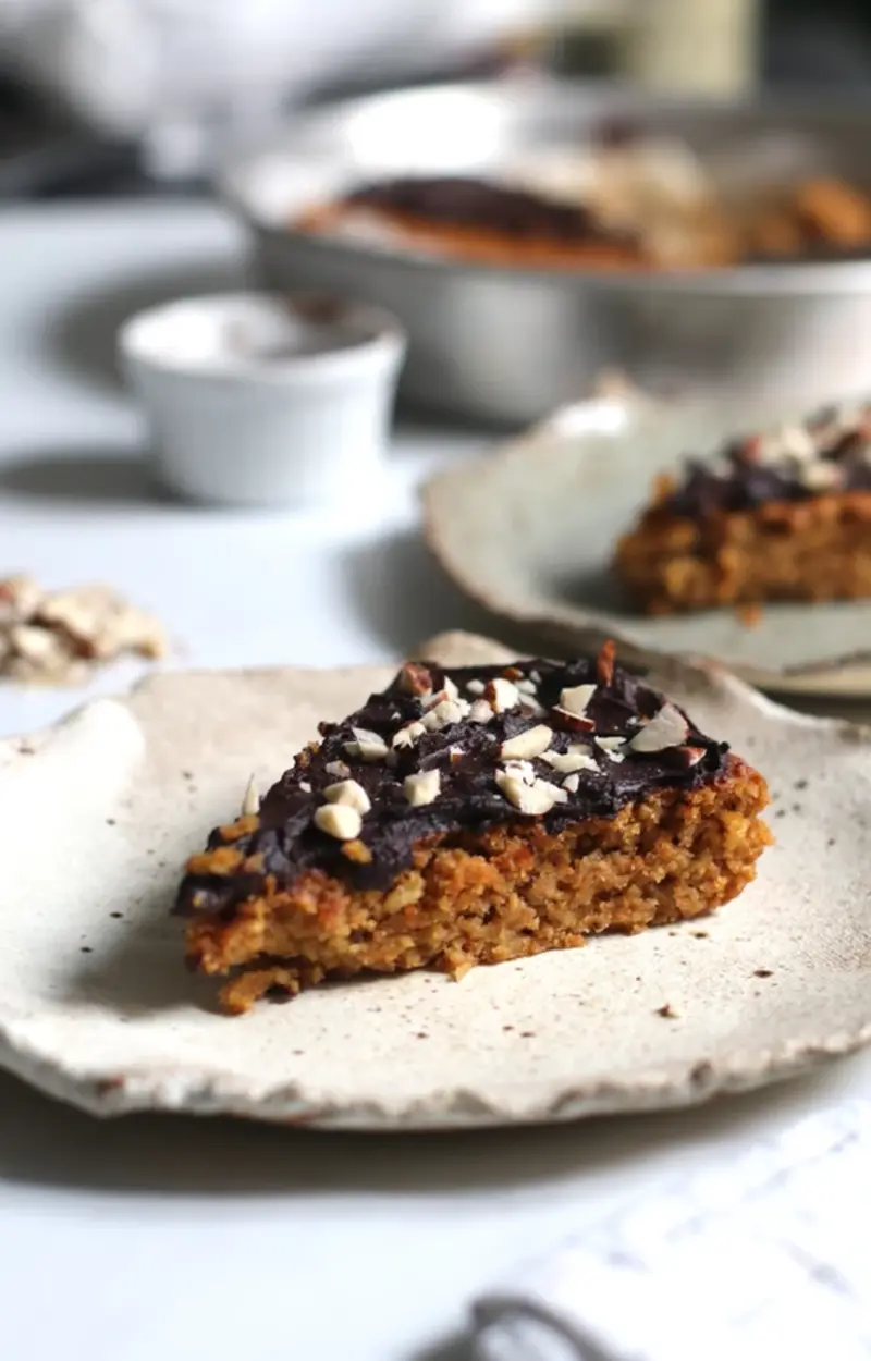 Torta di carote e nocciole con crema di cioccolato fondente ricetta