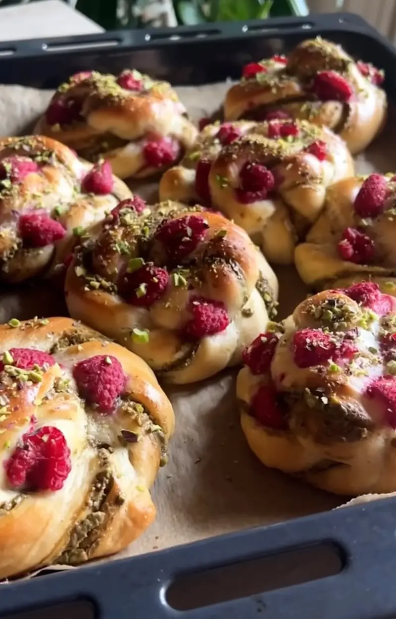 Girelle pistacchi e lamponi ricetta