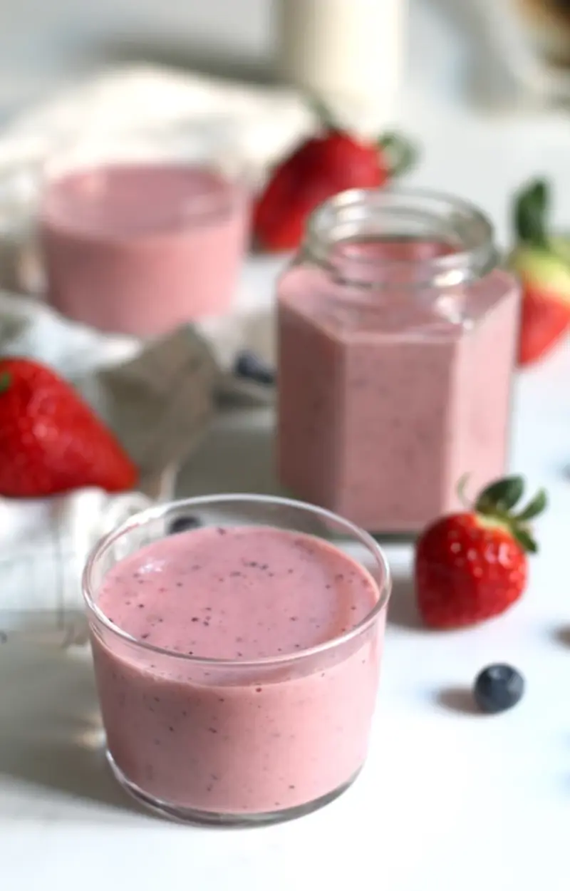 Frullato di banane, fragole e frutti di bosco ricetta