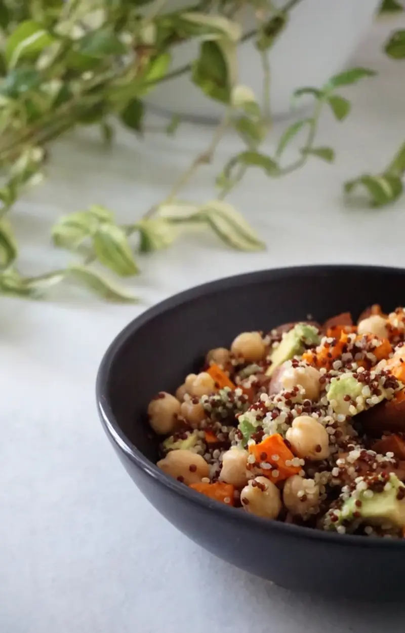 Quinoa con patate dolci, ceci e avocado ricetta