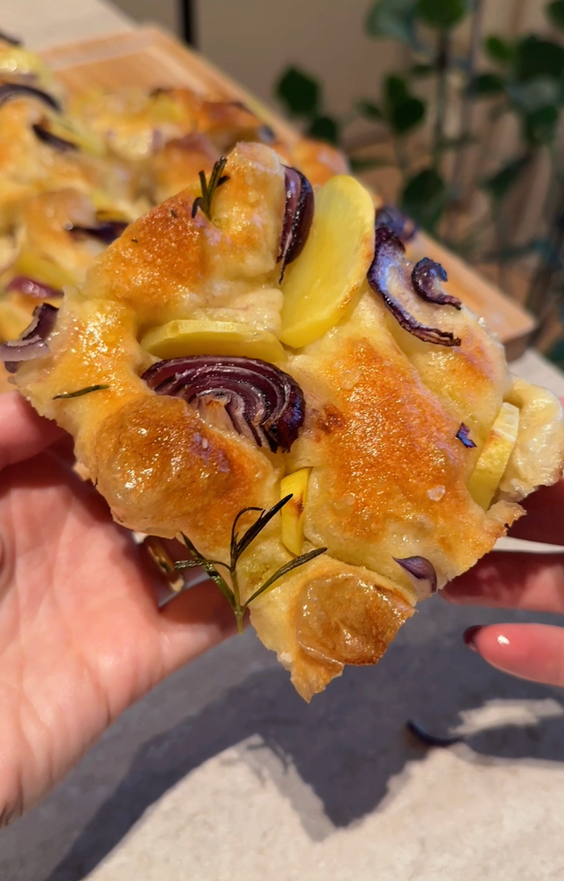 Focaccia con patate e cipolle ricetta
