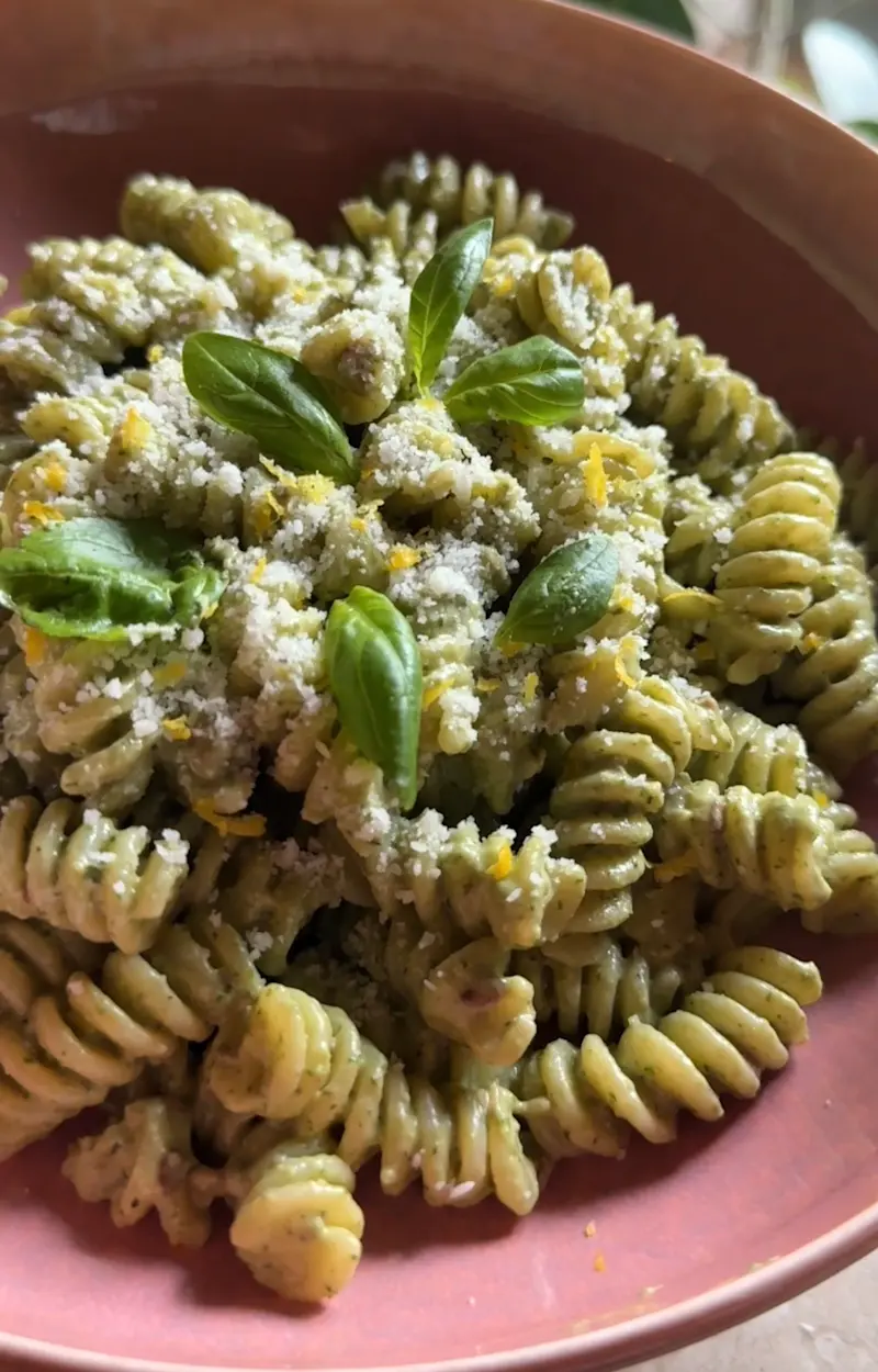 Pasta al pesto di semi ed erbe aromatiche ricetta