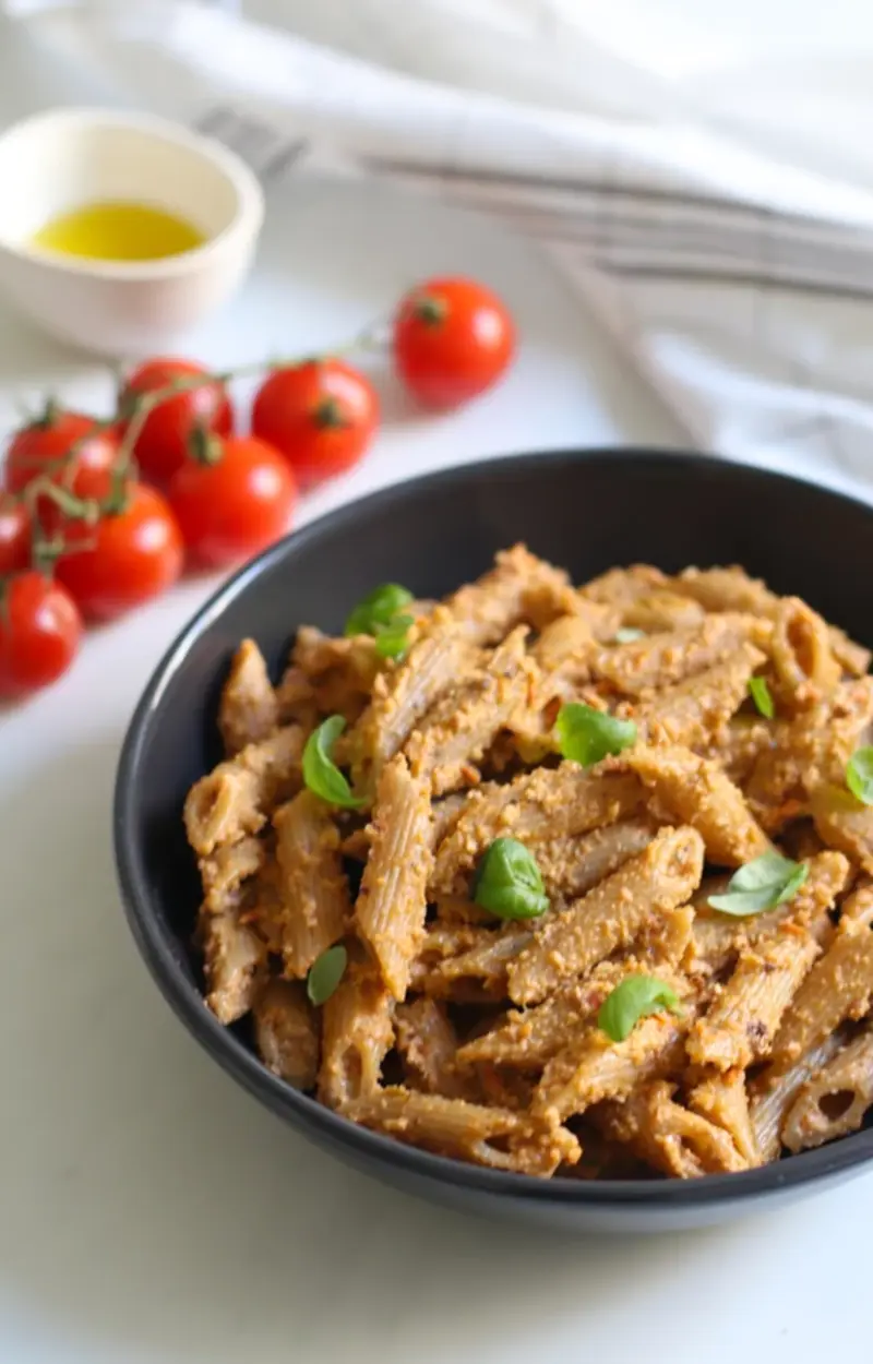 Pasta integrale con pesto di mandorle, pomodorini e basilico ricetta