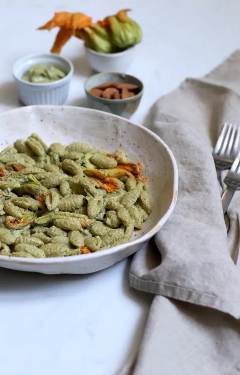 Pasta al pesto di zucchine e mandorle  ricetta