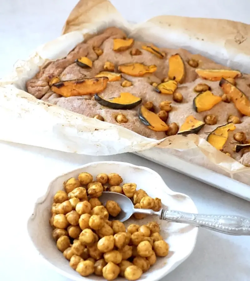 Focaccia integrale con zucca, rosmarino e ceci speziati ricetta
