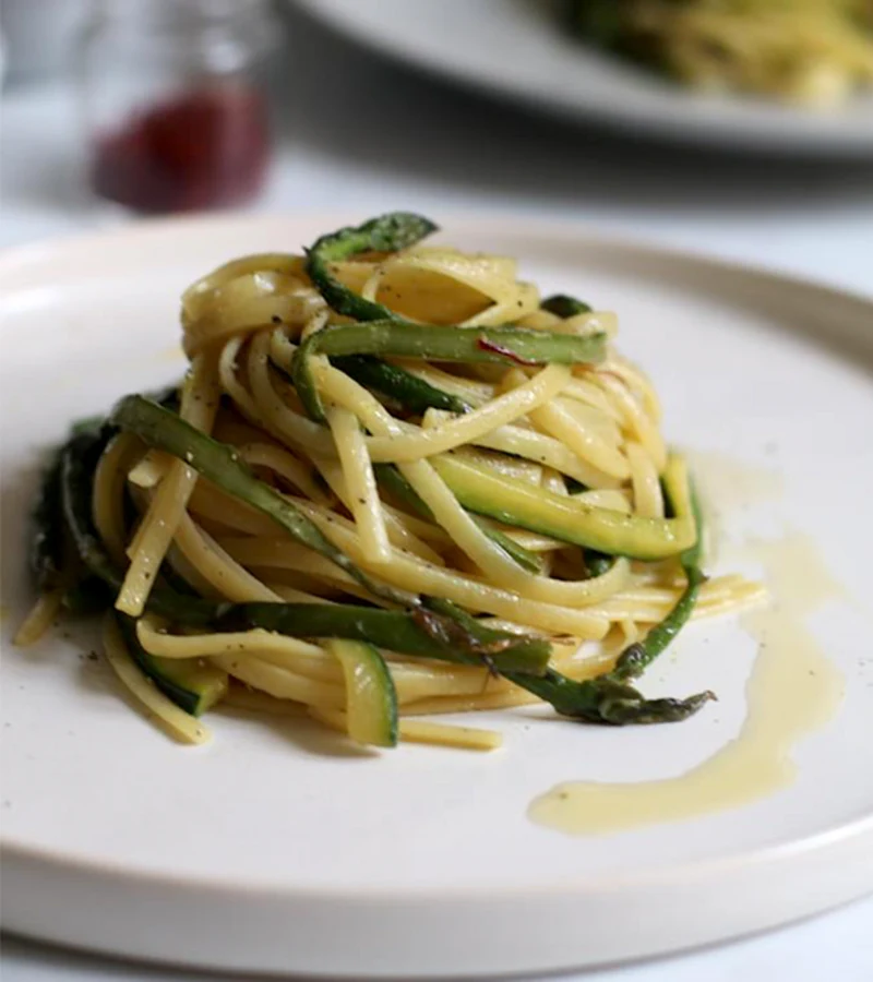 Linguine con asparagi e zucchine allo zafferano ricetta