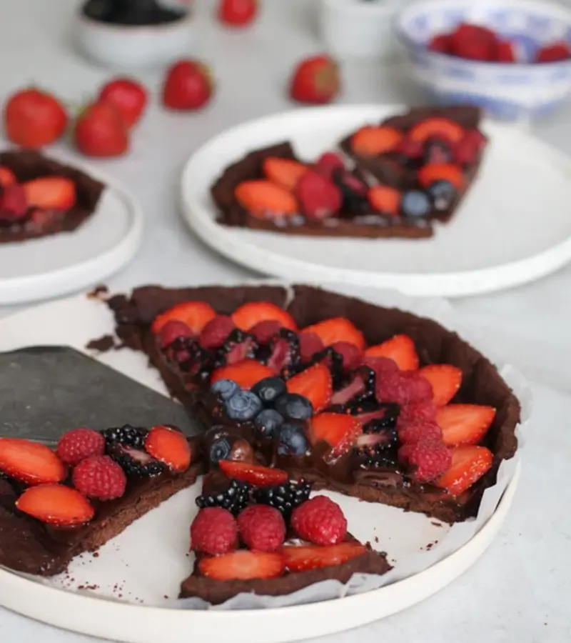 Crostata vegana al cioccolato con fragole e frutti di bosco ricetta