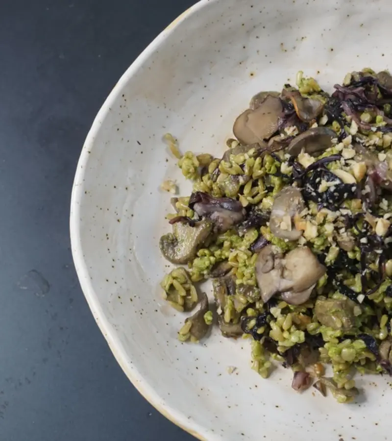 Segale semintegrale con pesto di rucola e noci, funghi e radicchio ricetta