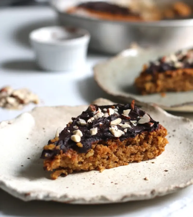 Torta di carote e nocciole con crema di cioccolato fondente ricetta