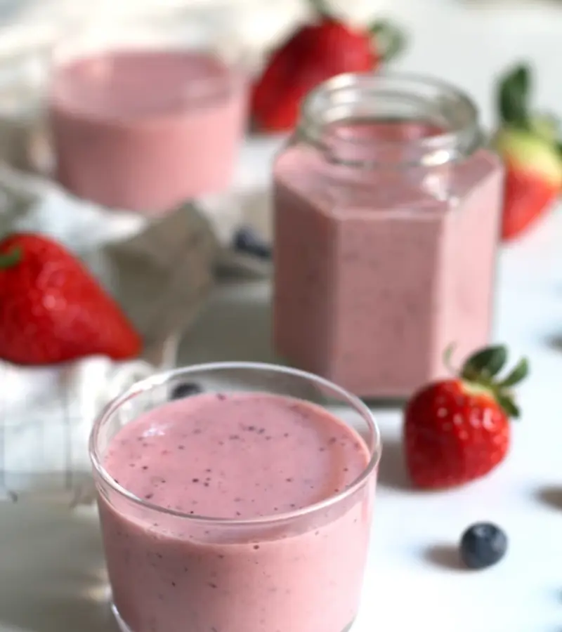Frullato di banane, fragole e frutti di bosco ricetta