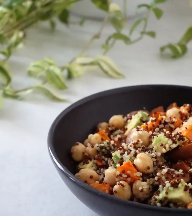 Quinoa con patate dolci, ceci e avocado ricetta