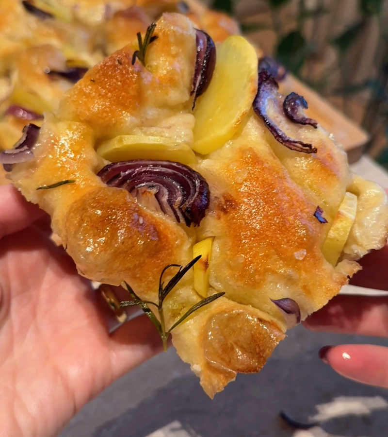Focaccia con patate e cipolle ricetta