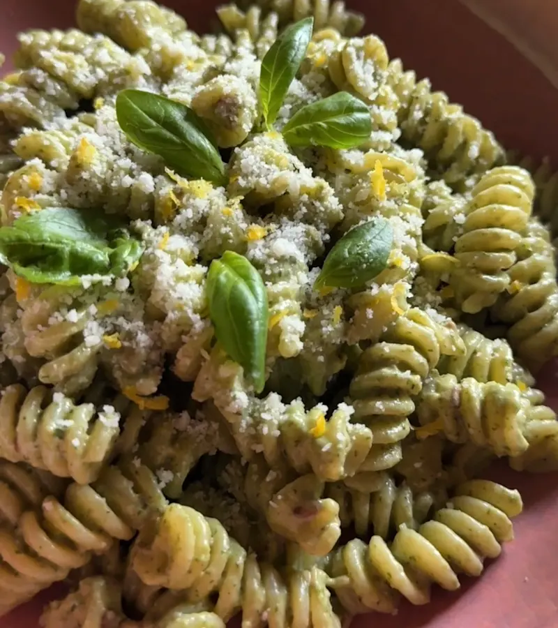 Pasta al pesto di semi ed erbe aromatiche ricetta