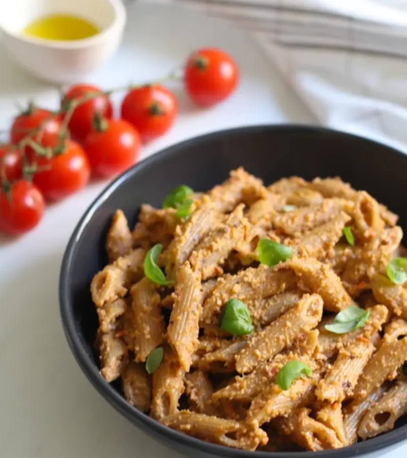 Pasta integrale con pesto di mandorle, pomodorini e basilico ricetta