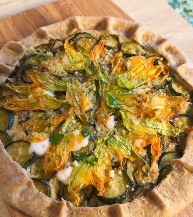 Torta salata con zucchine e fiori di zucca ricetta