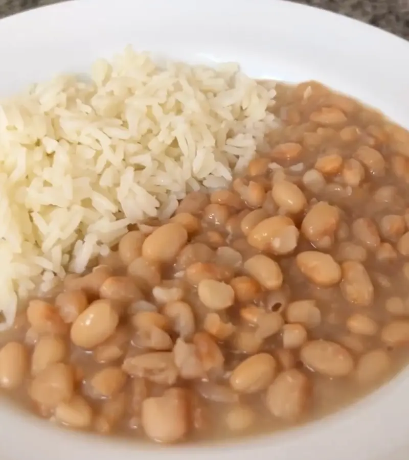 Arroz e feijão ricetta