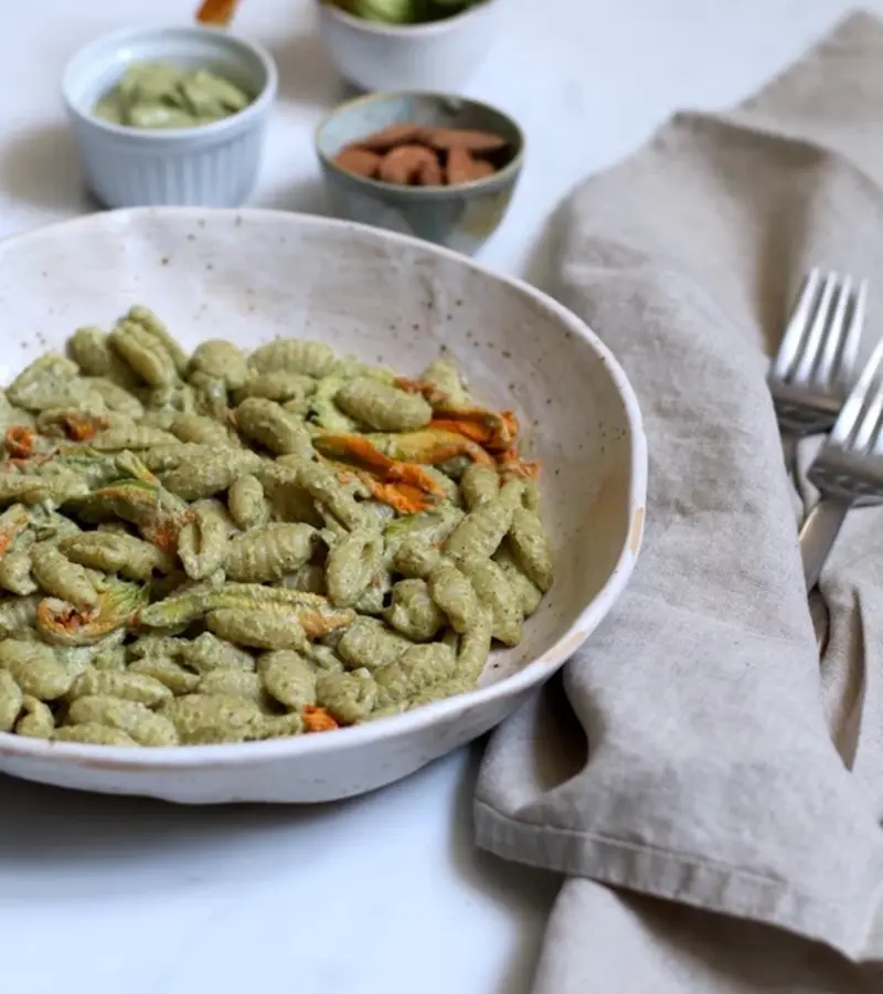 Pasta al pesto di zucchine e mandorle  ricetta